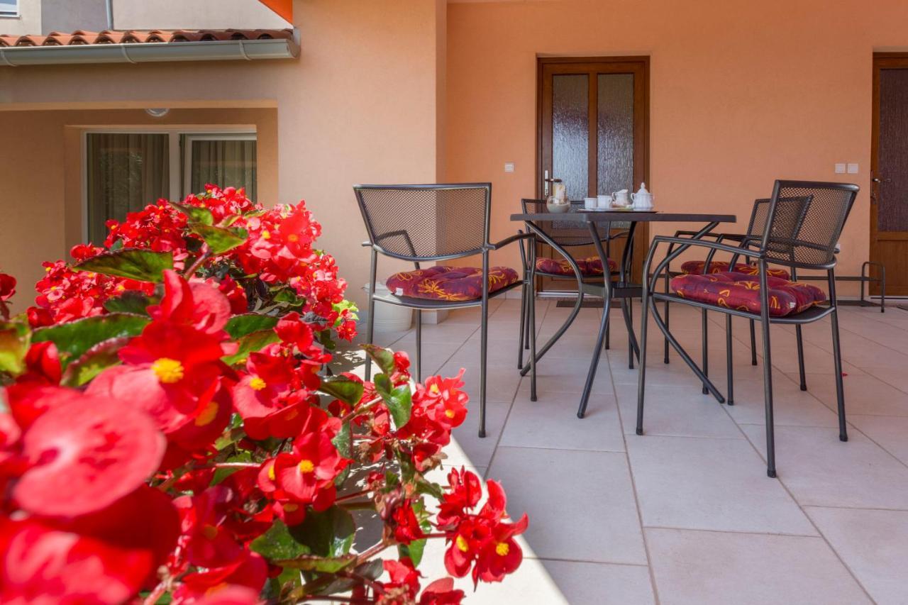 Apartments Petra Near Beach Веруда Экстерьер фото