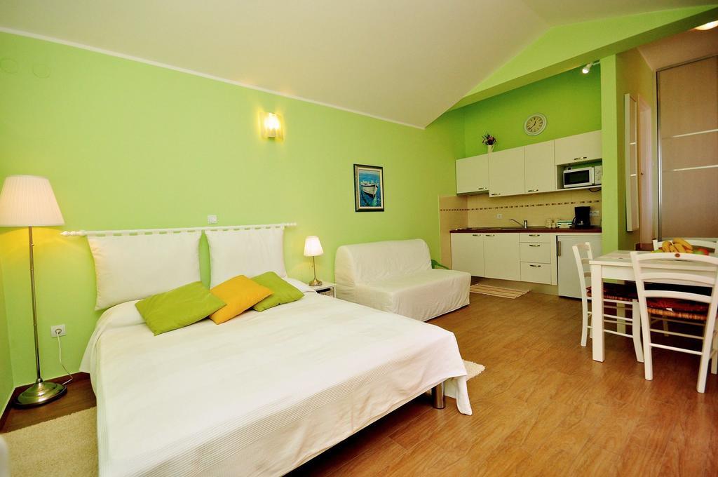 Apartments Petra Near Beach Веруда Экстерьер фото